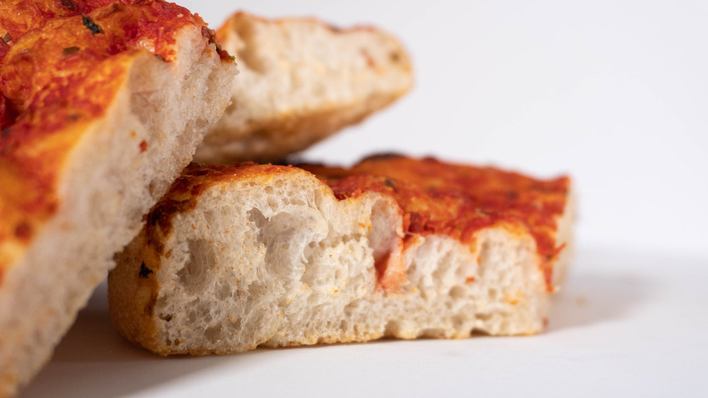 Dettaglio della base per pizza al padellino moderno con pomodoro e basilico LabYou