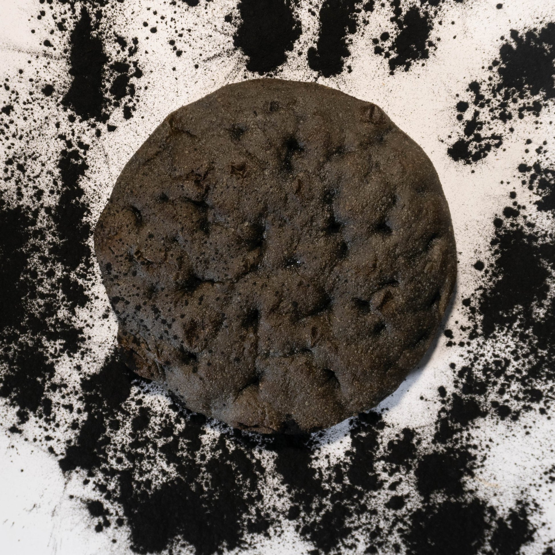 Focaccia al padellino DarkSide LabYou cotta, con carbone vegetale