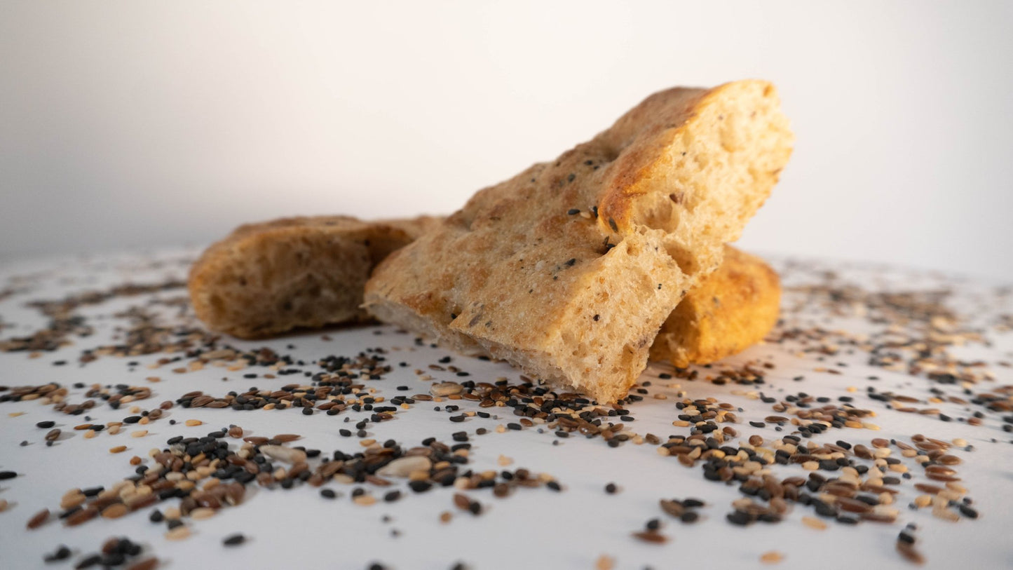 Dettaglio della base per focaccia al padellino semi integrale con semi di lino e sesamo